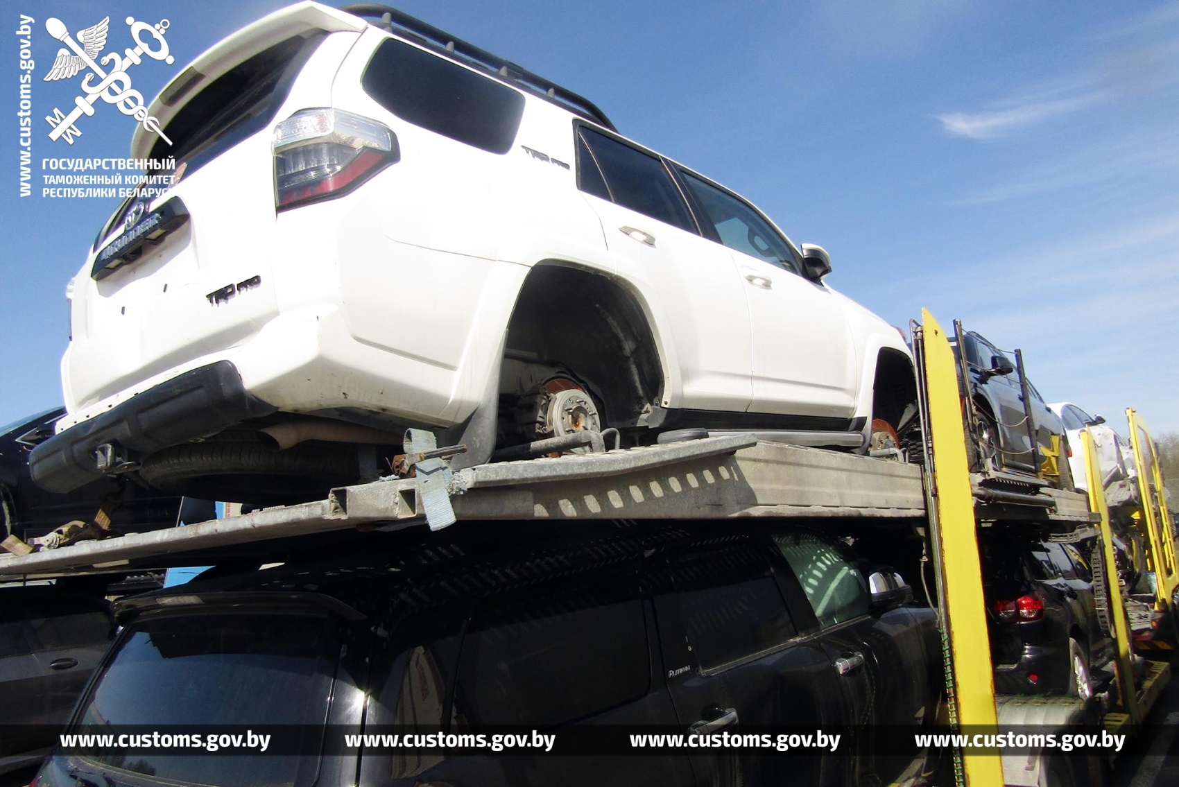 Среди подержанных авто, которые везли из Литвы в Кыргызстан, стоимость  11-ти транспортных средств занизили на 200 тыс. рублей